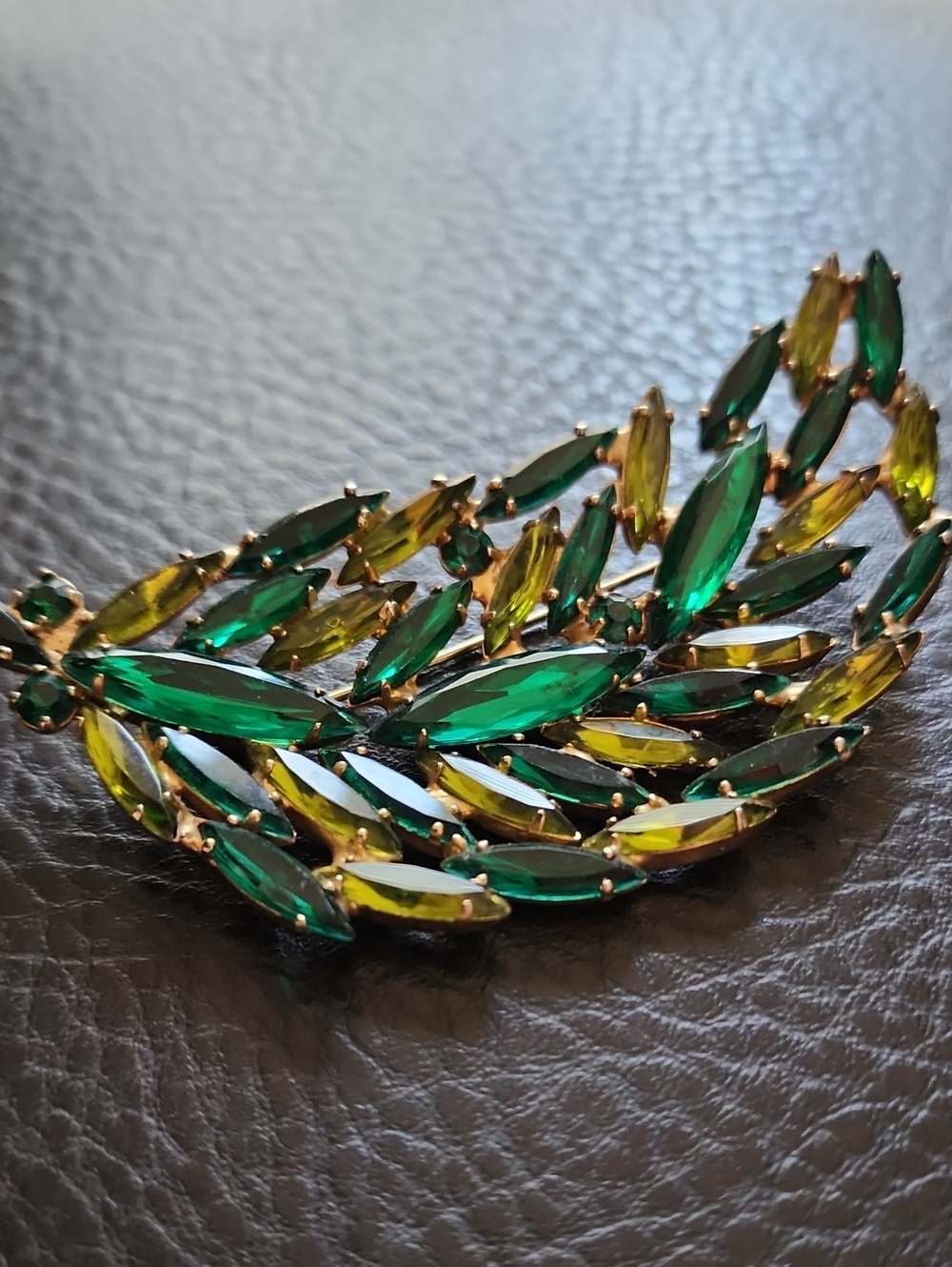 VTG Emerald & Lime Marquise Crystal Leaf Brooch - Women Jewelry - Picture 1 of 9